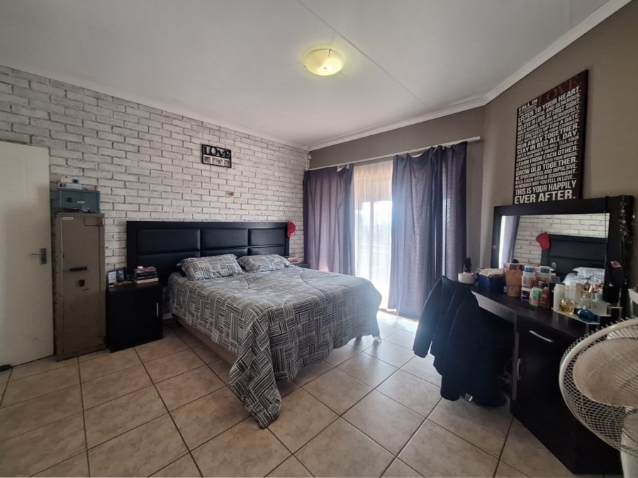 6 Bedroom Property for Sale in Meerhof North West
